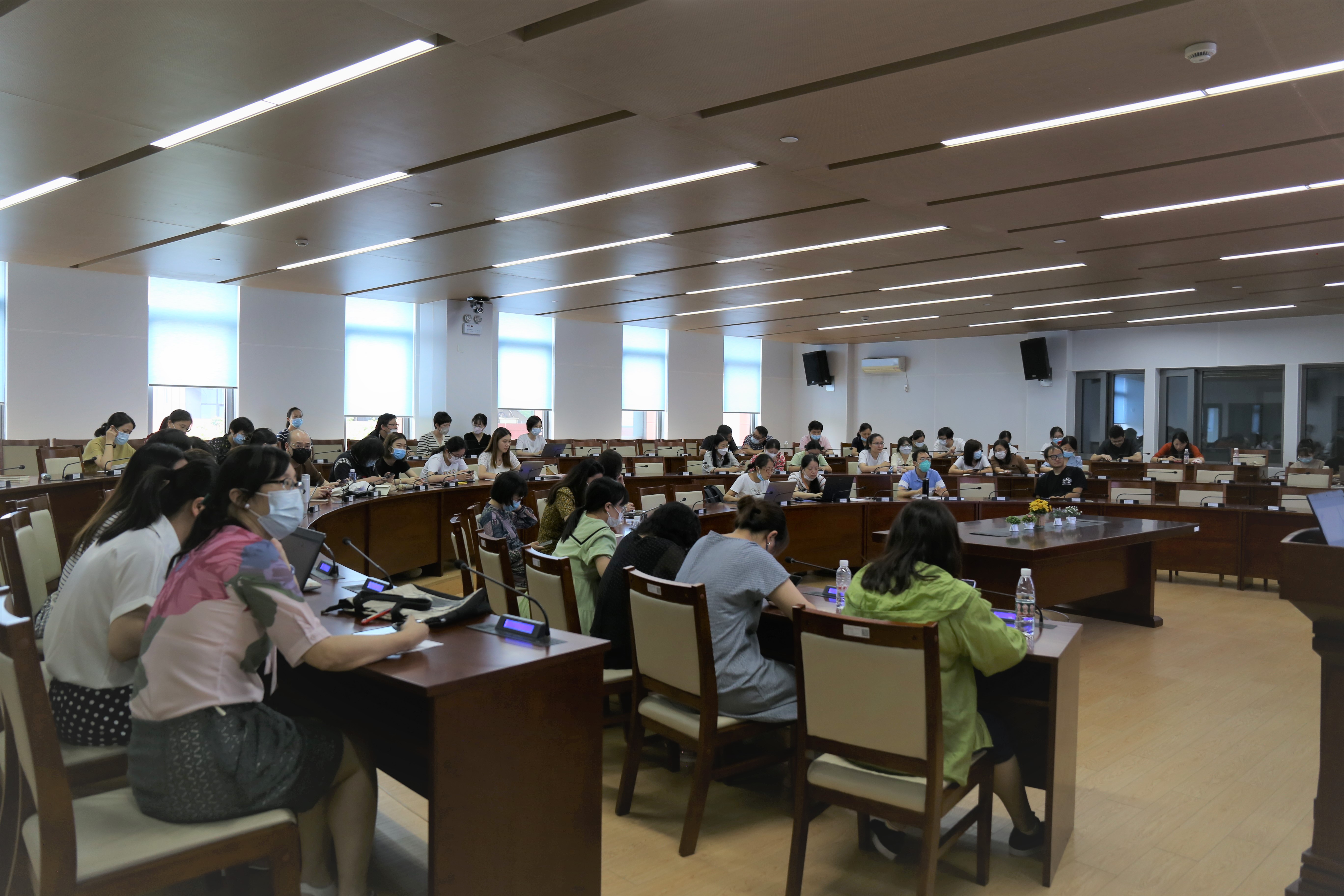 乘课标解读之风促核心素养发展上外附中东校顺利开展义务教育新课程